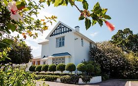 Whispering Oaks Guest House